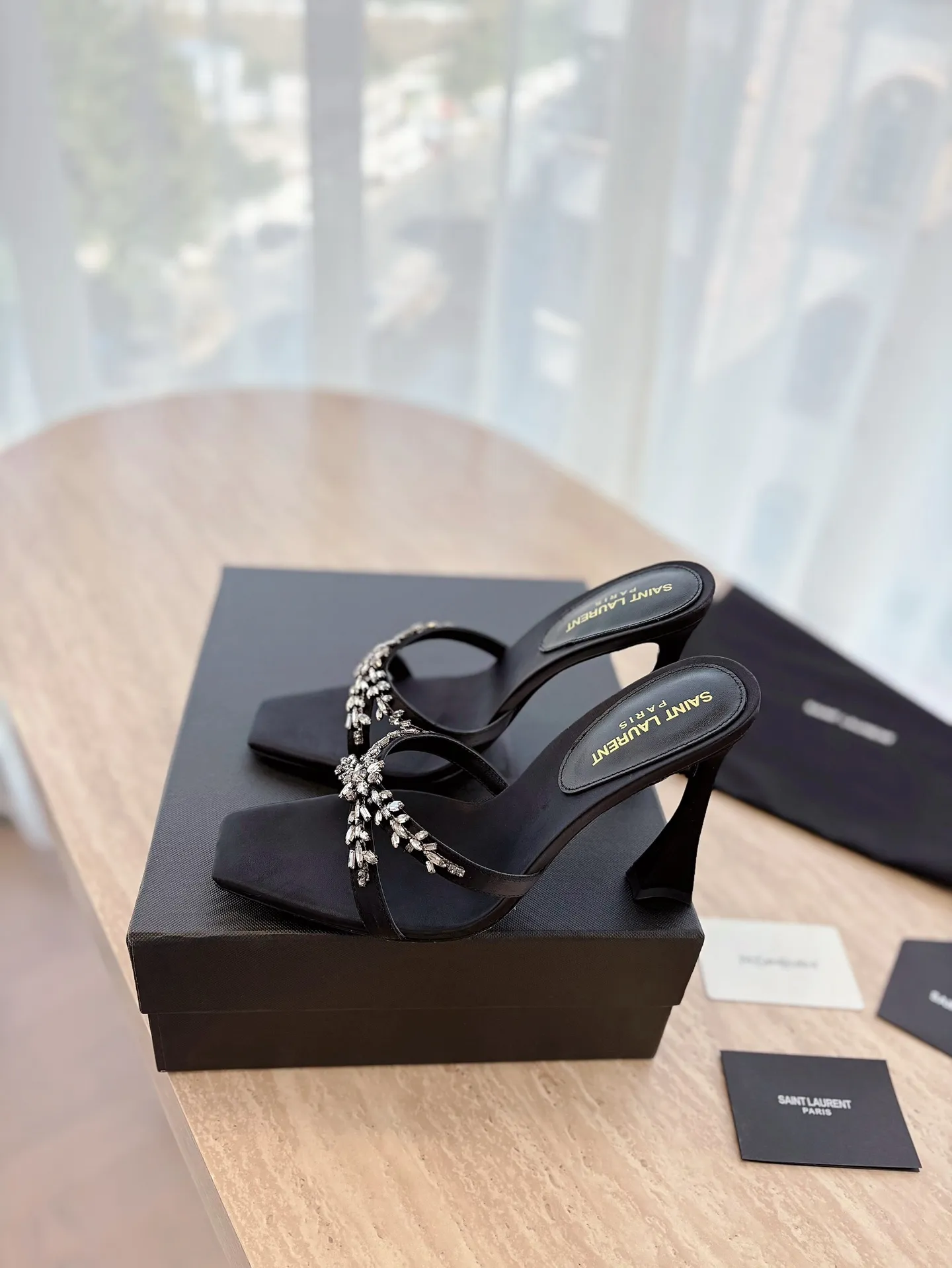 👟👟Ex-factory price 540👟👟 High version "SAINT LAUREN*" Saint Laurent YSL 25ss/spring and summer new catwalk style large rhinestone high-heeled shoes and sandals. Only YSL understands women's hearts best and does not accept refutation. It is a super invincible feminine artifact and a must-have for women (z-product full-body customization, own molded hardware accessories, perfect consistency). Compare the differences between pictures and goods on the market. ✔Upper: Customized imported calf patent leather/silk ✔Lining: Imported 🐑sheep leather ✔Sole: Imported genuine leather outsole ✔Heel height: 10.5cm ✔Number of yards: 35-39 (40 can be customized and non-returnable) (Full set of packaging)